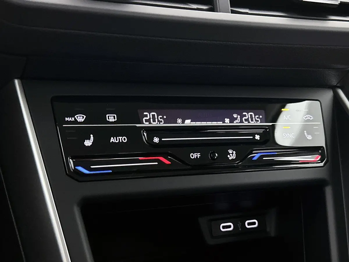 1.0 TSI Life Business | Parkeersensoren Voor/achter | 15 Inch velgen | Cruise control | Stoelverwarming | Airco | Navigatie |