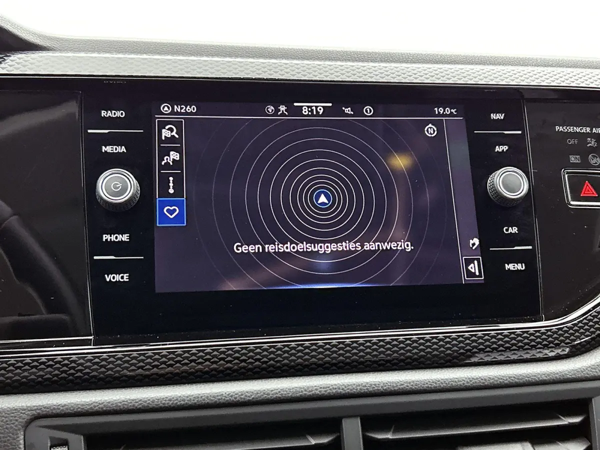 1.0 TSI Life Business | Parkeersensoren Voor/achter | 15 Inch velgen | Cruise control | Stoelverwarming | Airco | Navigatie |