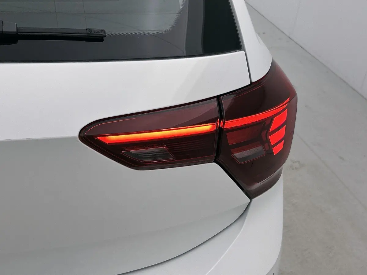 1.0 TSI Life Business | Parkeersensoren Voor/achter | 15 Inch velgen | Cruise control | Stoelverwarming | Airco | Navigatie |