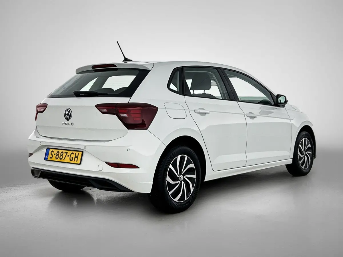 1.0 TSI Life Business | Parkeersensoren Voor/achter | 15 Inch velgen | Cruise control | Stoelverwarming | Airco | Navigatie |