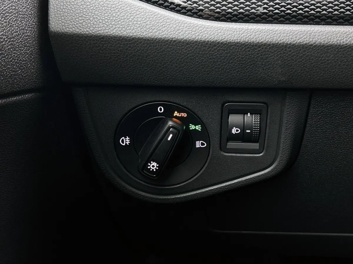 1.0 TSI Life Business | Parkeersensoren Voor/achter | 15 Inch velgen | Cruise control | Stoelverwarming | Airco | Navigatie |
