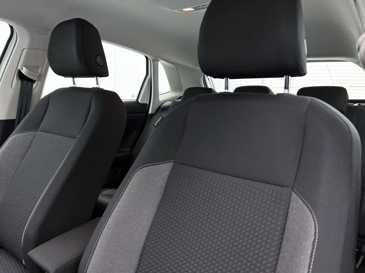 1.0 TSI Life Business | Parkeersensoren Voor/achter | 15 Inch velgen | Cruise control | Stoelverwarming | Airco | Navigatie |