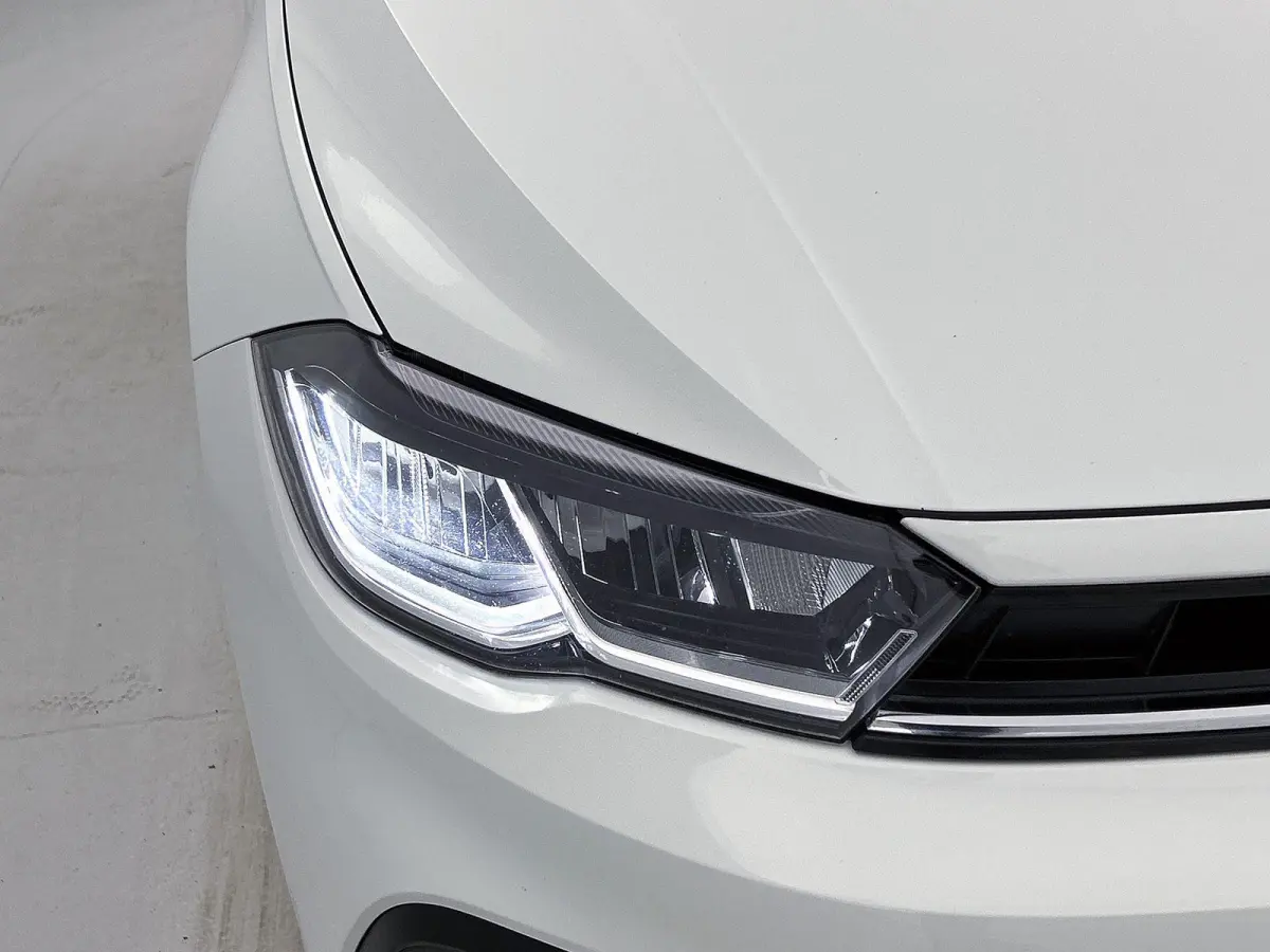 1.0 TSI Life Business | Parkeersensoren Voor/achter | 15 Inch velgen | Cruise control | Stoelverwarming | Airco | Navigatie |