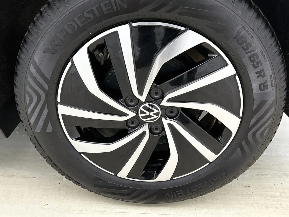 1.0 TSI Life Business | Parkeersensoren Voor/achter | 15 Inch velgen | Cruise control | Stoelverwarming | Airco | Navigatie |