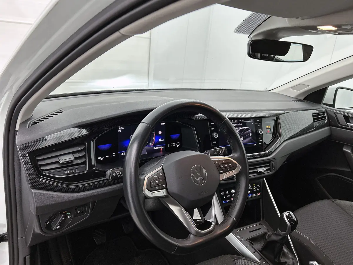 1.0 TSI Life Business | Parkeersensoren Voor/achter | 15 Inch velgen | Cruise control | Stoelverwarming | Airco | Navigatie |