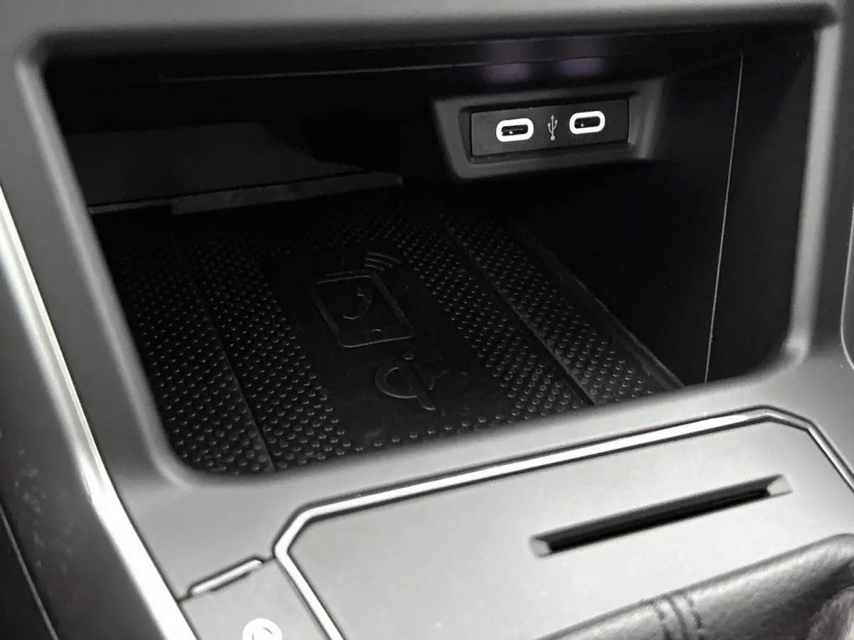 1.0 TSI Life Business | Parkeersensoren Voor/achter | 15 Inch velgen | Cruise control | Stoelverwarming | Airco | Navigatie |