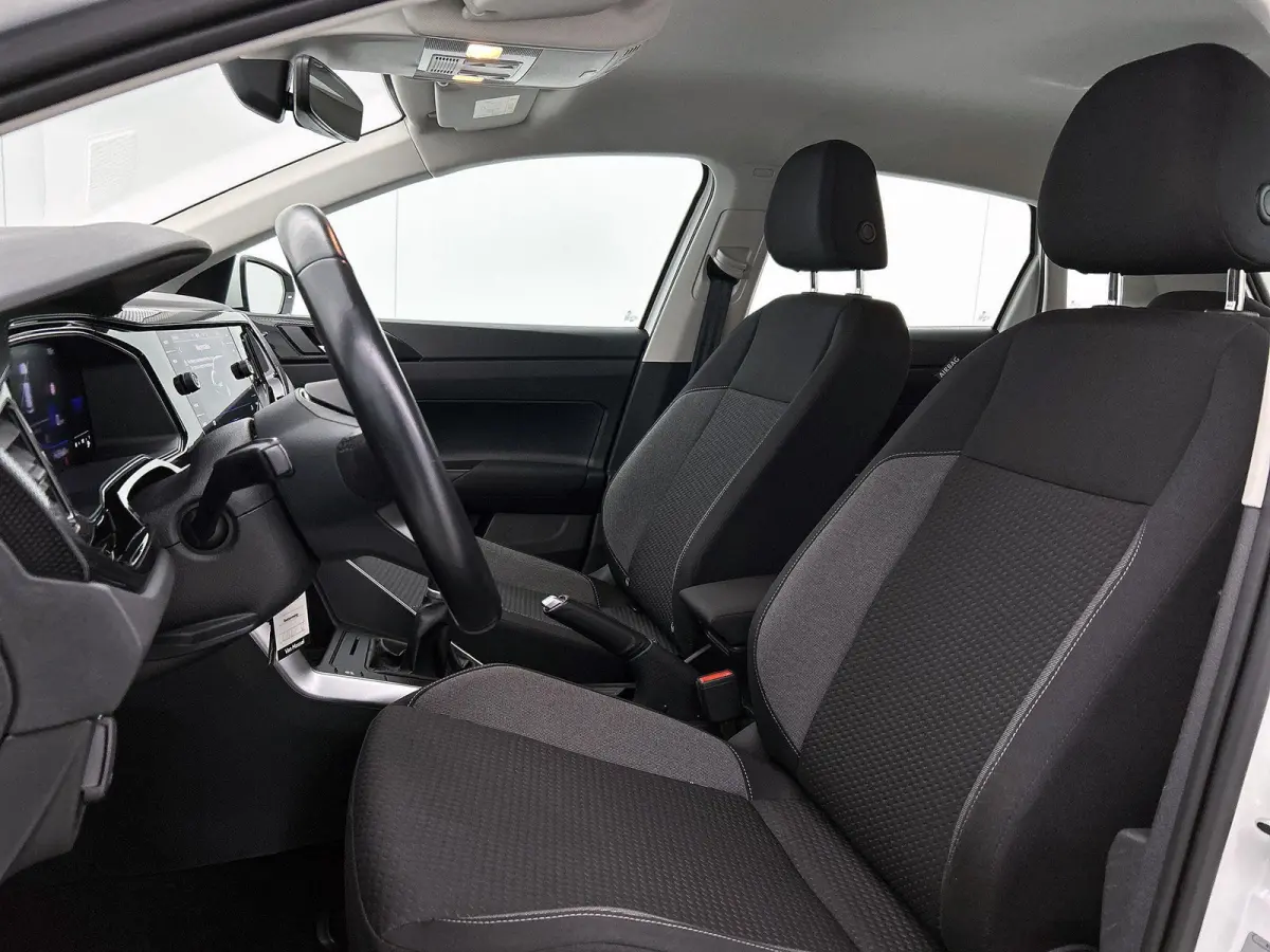 1.0 TSI Life Business | Parkeersensoren Voor/achter | 15 Inch velgen | Cruise control | Stoelverwarming | Airco | Navigatie |