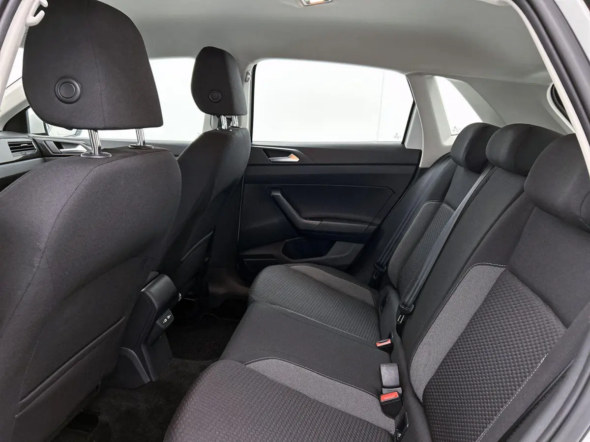 1.0 TSI Life Business | Parkeersensoren Voor/achter | 15 Inch velgen | Cruise control | Stoelverwarming | Airco | Navigatie |