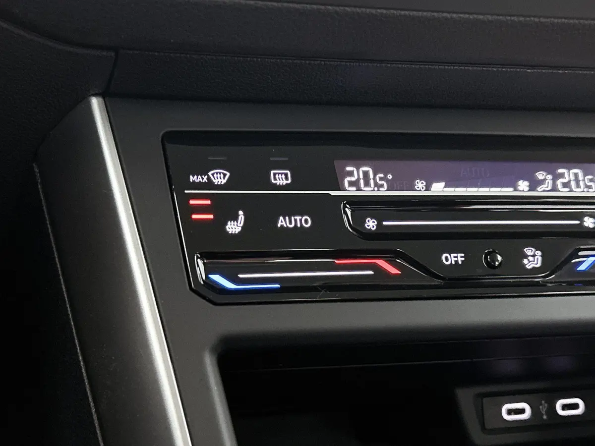 1.0 TSI Life Business | Parkeersensoren Voor/achter | 15 Inch velgen | Cruise control | Stoelverwarming | Airco | Navigatie |