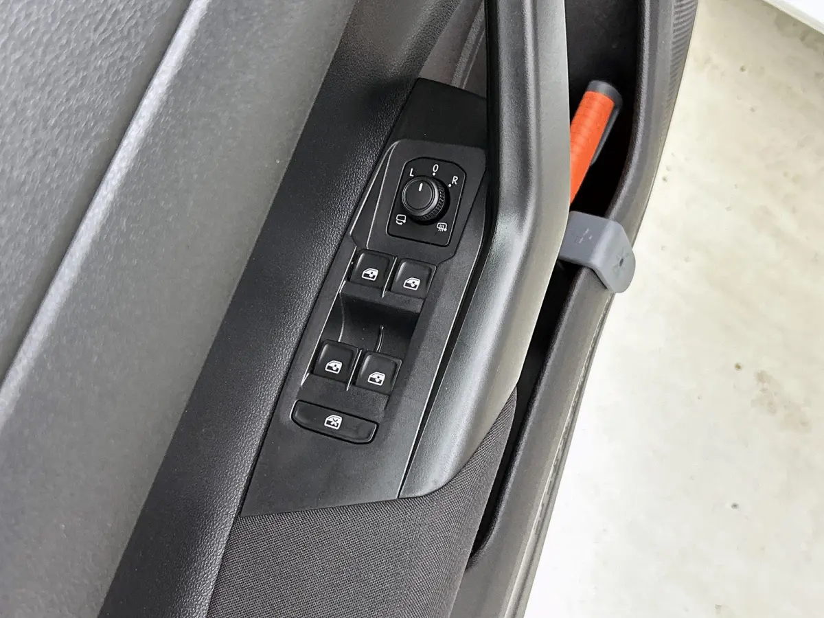 1.0 TSI Life Business | Parkeersensoren Voor/achter | 15 Inch velgen | Cruise control | Stoelverwarming | Airco | Navigatie |