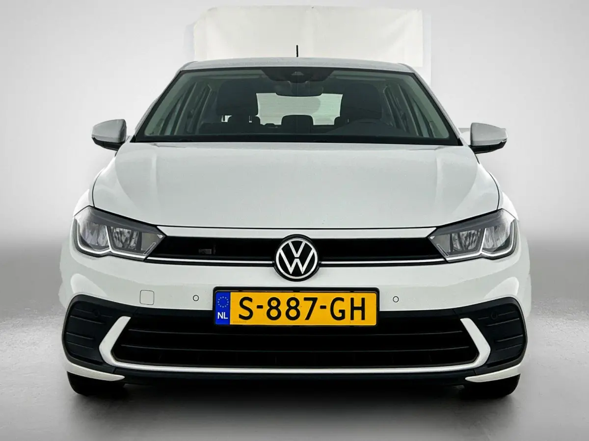 1.0 TSI Life Business | Parkeersensoren Voor/achter | 15 Inch velgen | Cruise control | Stoelverwarming | Airco | Navigatie |
