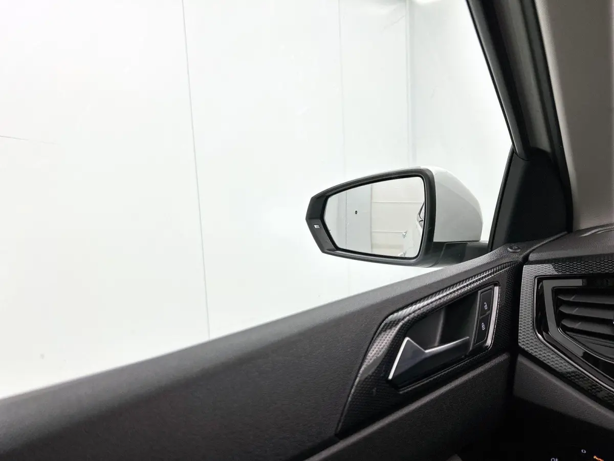 1.0 TSI Life Business | Parkeersensoren Voor/achter | 15 Inch velgen | Cruise control | Stoelverwarming | Airco | Navigatie |