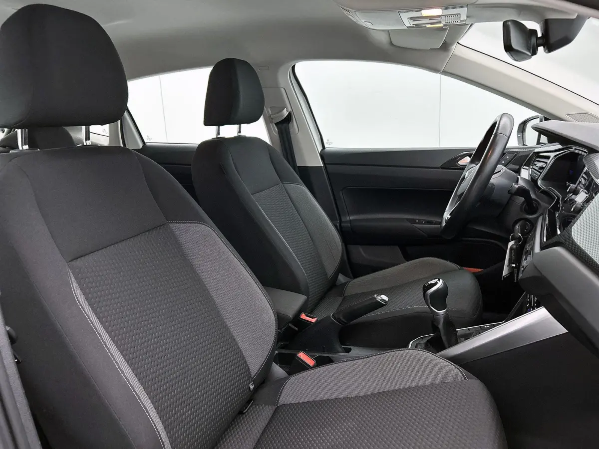 1.0 TSI Life Business | Parkeersensoren Voor/achter | 15 Inch velgen | Cruise control | Stoelverwarming | Airco | Navigatie |