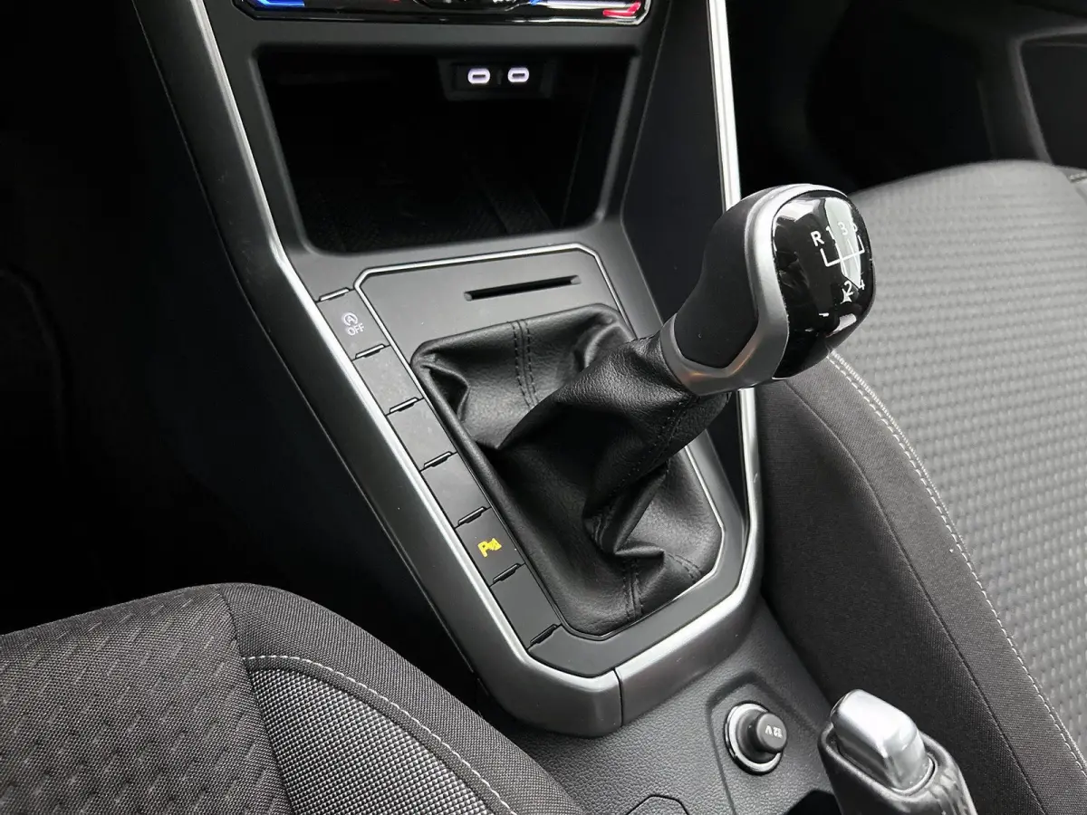 1.0 TSI Life Business | Parkeersensoren Voor/achter | 15 Inch velgen | Cruise control | Stoelverwarming | Airco | Navigatie |