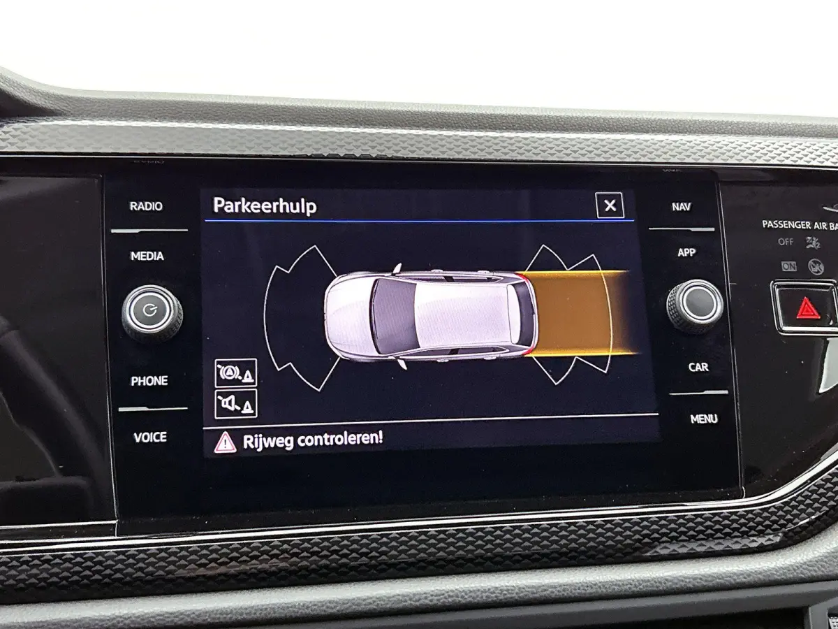1.0 TSI Life Business | Parkeersensoren Voor/achter | 15 Inch velgen | Cruise control | Stoelverwarming | Airco | Navigatie |