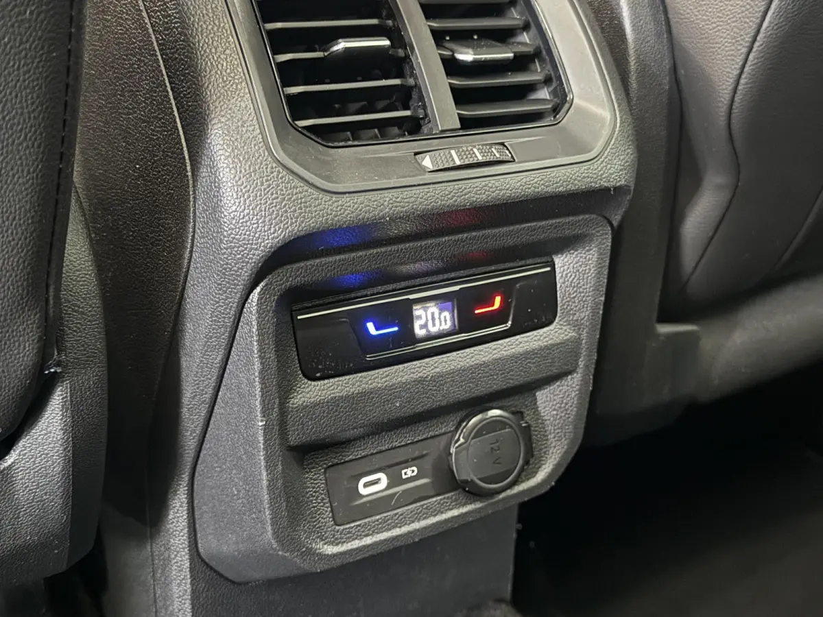1.4 TSI eHybrid R-Line Business+ Automaat Trekhaak Panoramadak Navigatie IQ Light Stoel en Stuurverwarming Draadloze telefoonlader Digital Cockpit Climate Control Parkeersensoren 19 Inch