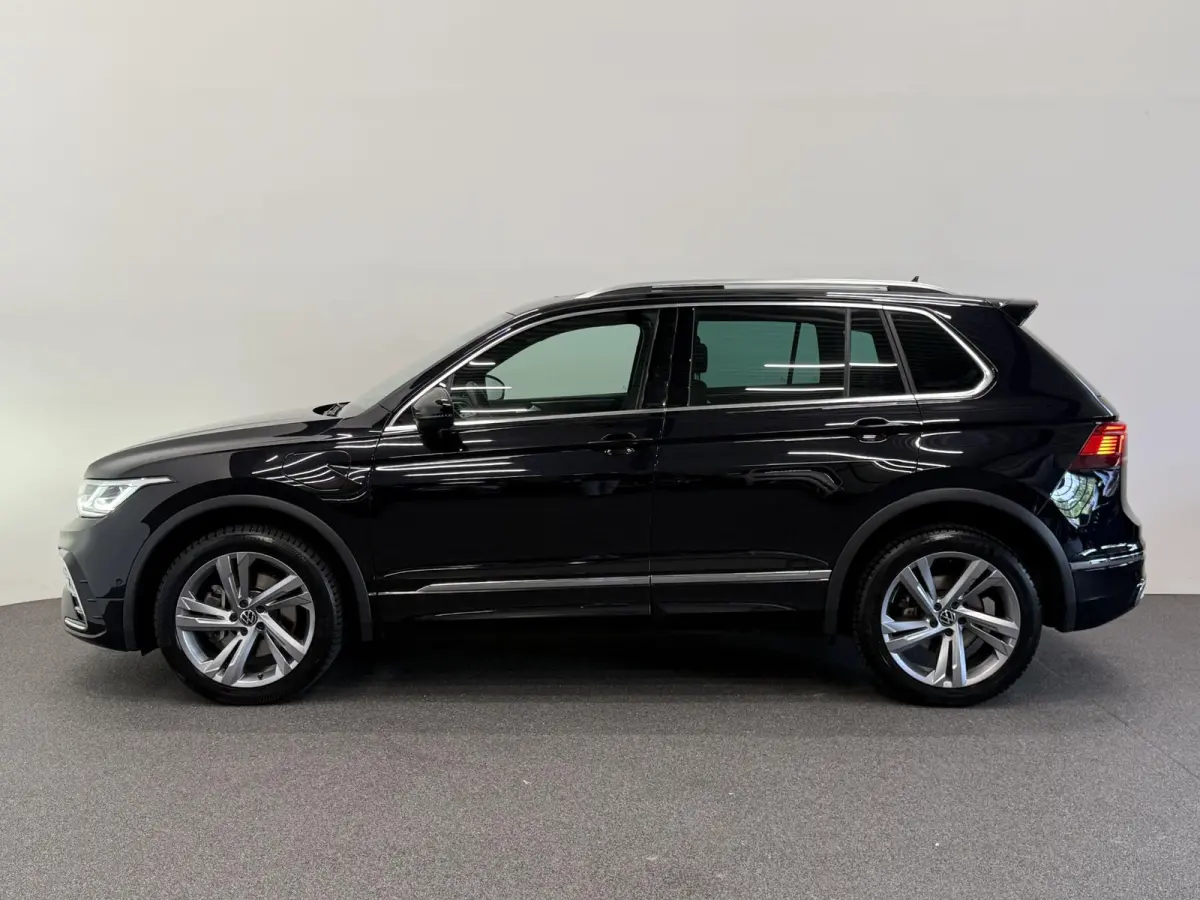 1.4 TSI eHybrid R-Line Business+ Automaat Trekhaak Panoramadak Navigatie IQ Light Stoel en Stuurverwarming Draadloze telefoonlader Digital Cockpit Climate Control Parkeersensoren 19 Inch