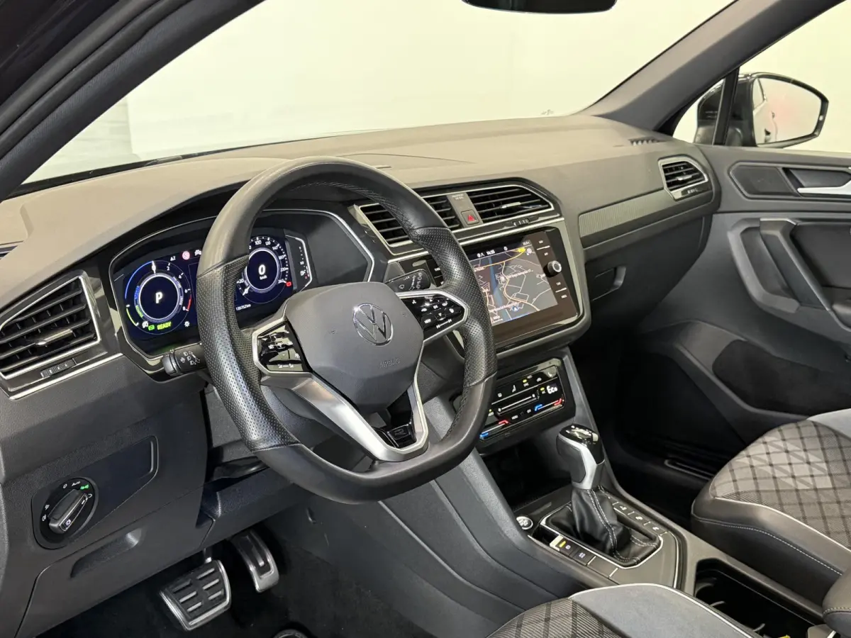 1.4 TSI eHybrid R-Line Business+ Automaat Trekhaak Panoramadak Navigatie IQ Light Stoel en Stuurverwarming Draadloze telefoonlader Digital Cockpit Climate Control Parkeersensoren 19 Inch