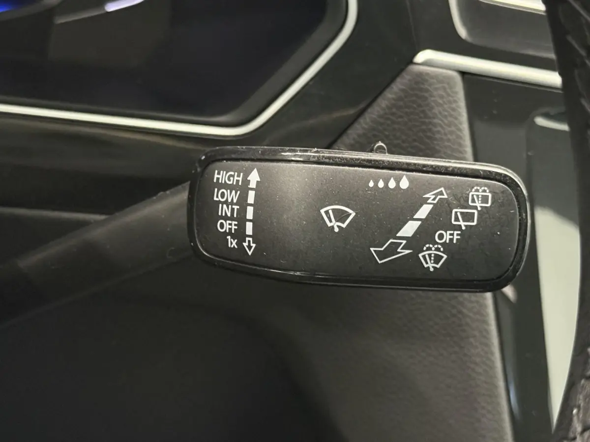 1.4 TSI eHybrid R-Line Business+ Automaat Trekhaak Panoramadak Navigatie IQ Light Stoel en Stuurverwarming Draadloze telefoonlader Digital Cockpit Climate Control Parkeersensoren 19 Inch