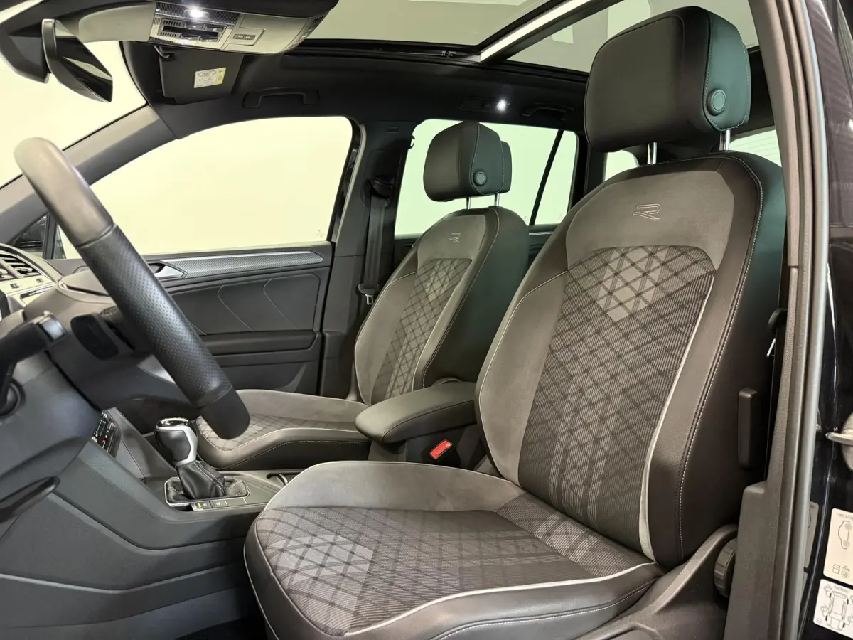 1.4 TSI eHybrid R-Line Business+ Automaat Trekhaak Panoramadak Navigatie IQ Light Stoel en Stuurverwarming Draadloze telefoonlader Digital Cockpit Climate Control Parkeersensoren 19 Inch