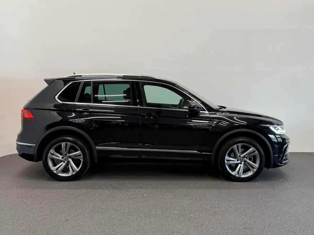 1.4 TSI eHybrid R-Line Business+ Automaat Trekhaak Panoramadak Navigatie IQ Light Stoel en Stuurverwarming Draadloze telefoonlader Digital Cockpit Climate Control Parkeersensoren 19 Inch