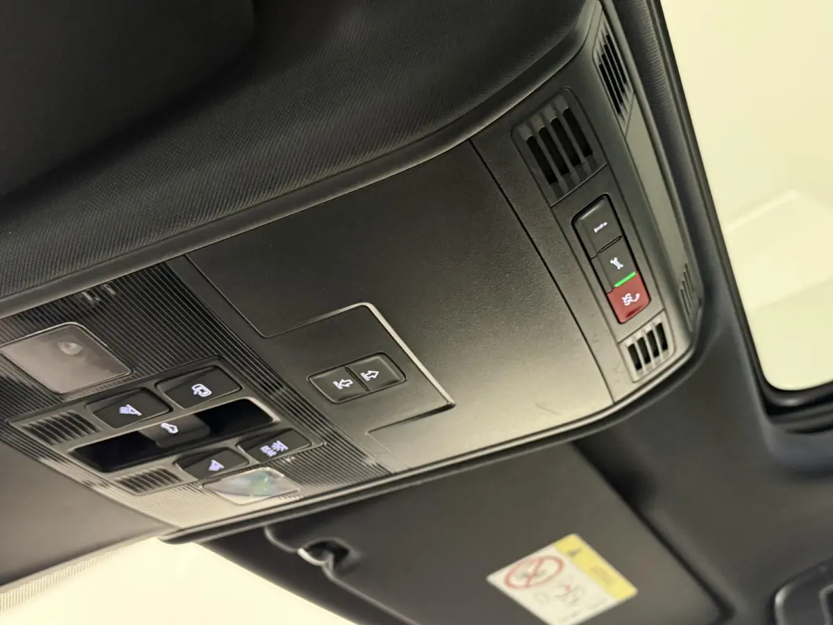 1.4 TSI eHybrid R-Line Business+ Automaat Trekhaak Panoramadak Navigatie IQ Light Stoel en Stuurverwarming Draadloze telefoonlader Digital Cockpit Climate Control Parkeersensoren 19 Inch