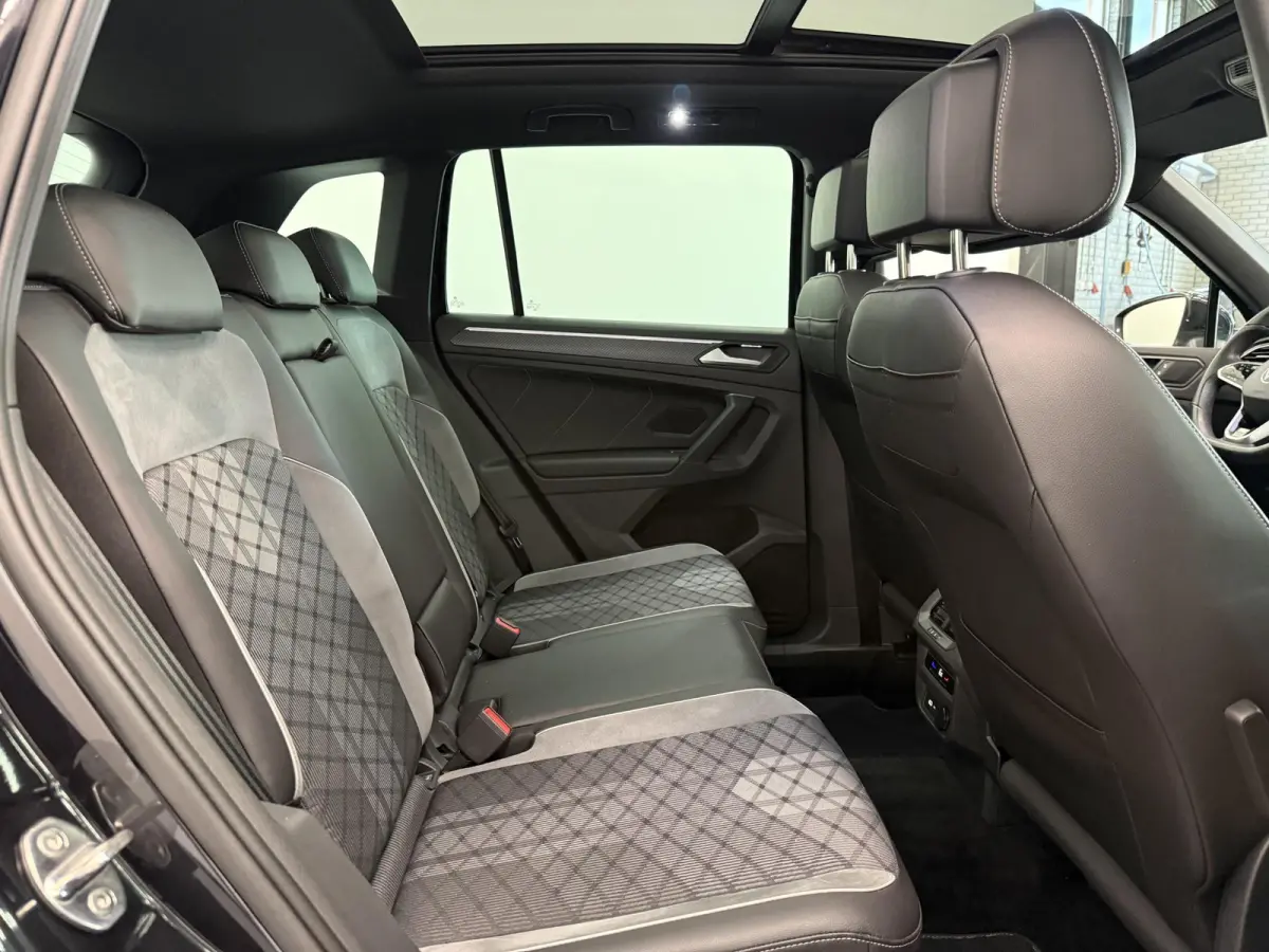 1.4 TSI eHybrid R-Line Business+ Automaat Trekhaak Panoramadak Navigatie IQ Light Stoel en Stuurverwarming Draadloze telefoonlader Digital Cockpit Climate Control Parkeersensoren 19 Inch