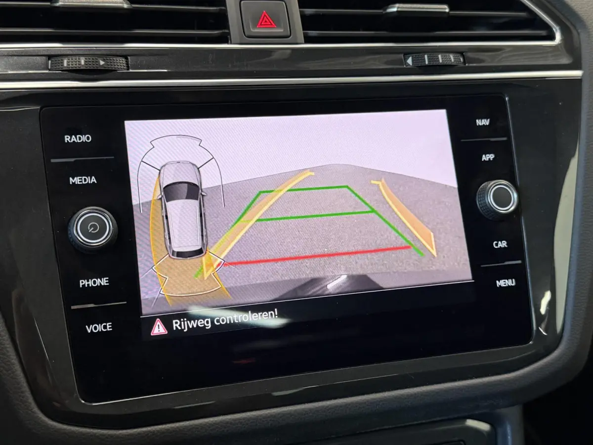 1.4 TSI eHybrid R-Line Business+ Automaat Trekhaak Panoramadak Navigatie IQ Light Stoel en Stuurverwarming Draadloze telefoonlader Digital Cockpit Climate Control Parkeersensoren 19 Inch