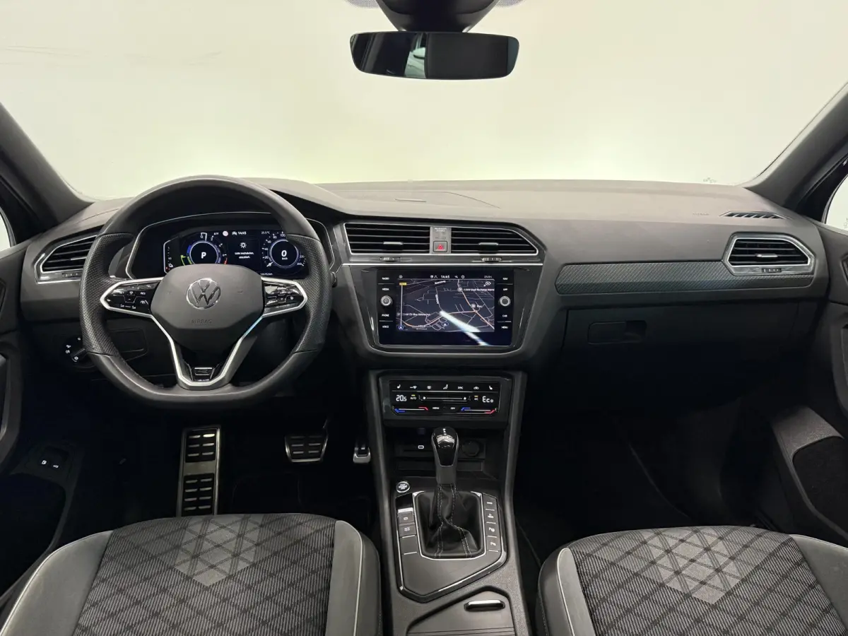 1.4 TSI eHybrid R-Line Business+ Automaat Trekhaak Panoramadak Navigatie IQ Light Stoel en Stuurverwarming Draadloze telefoonlader Digital Cockpit Climate Control Parkeersensoren 19 Inch