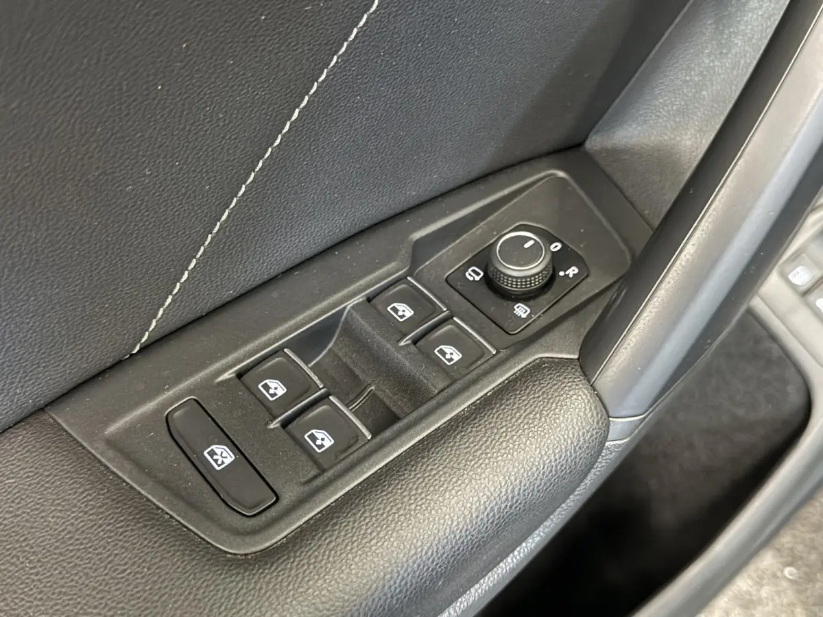 1.4 TSI eHybrid R-Line Business+ Automaat Trekhaak Panoramadak Navigatie IQ Light Stoel en Stuurverwarming Draadloze telefoonlader Digital Cockpit Climate Control Parkeersensoren 19 Inch