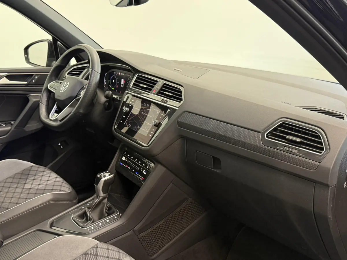 1.4 TSI eHybrid R-Line Business+ Automaat Trekhaak Panoramadak Navigatie IQ Light Stoel en Stuurverwarming Draadloze telefoonlader Digital Cockpit Climate Control Parkeersensoren 19 Inch