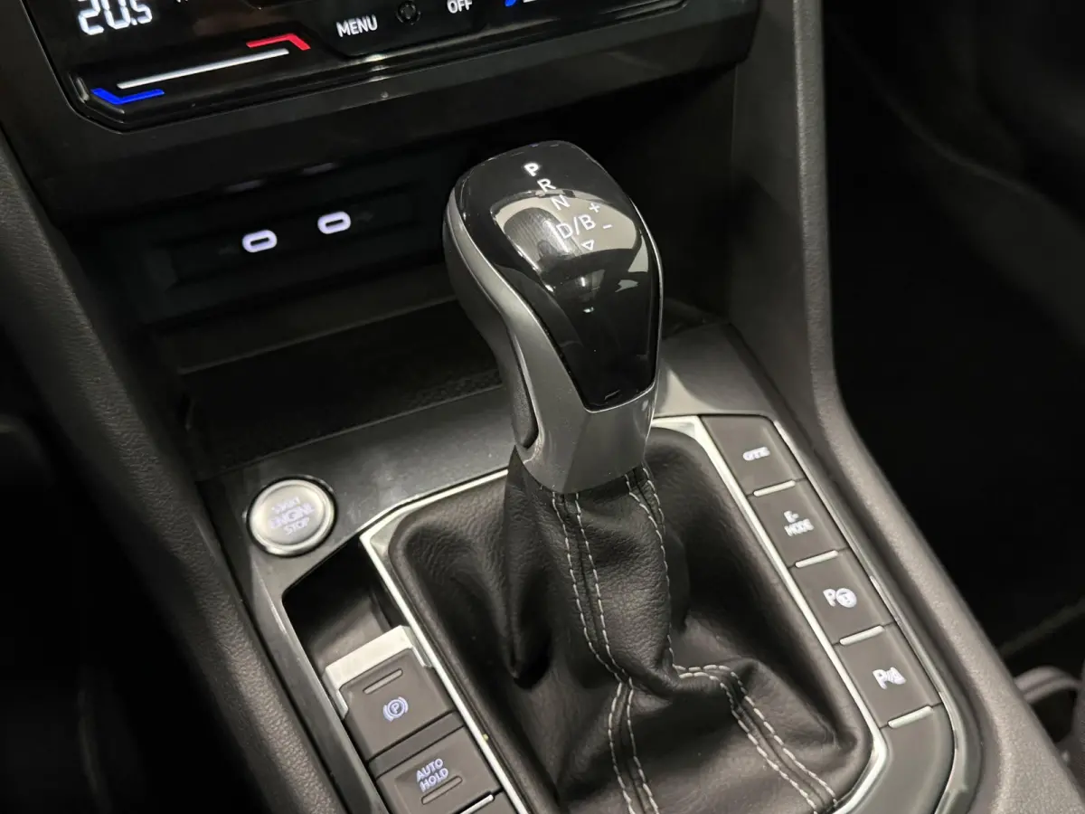 1.4 TSI eHybrid R-Line Business+ Automaat Trekhaak Panoramadak Navigatie IQ Light Stoel en Stuurverwarming Draadloze telefoonlader Digital Cockpit Climate Control Parkeersensoren 19 Inch