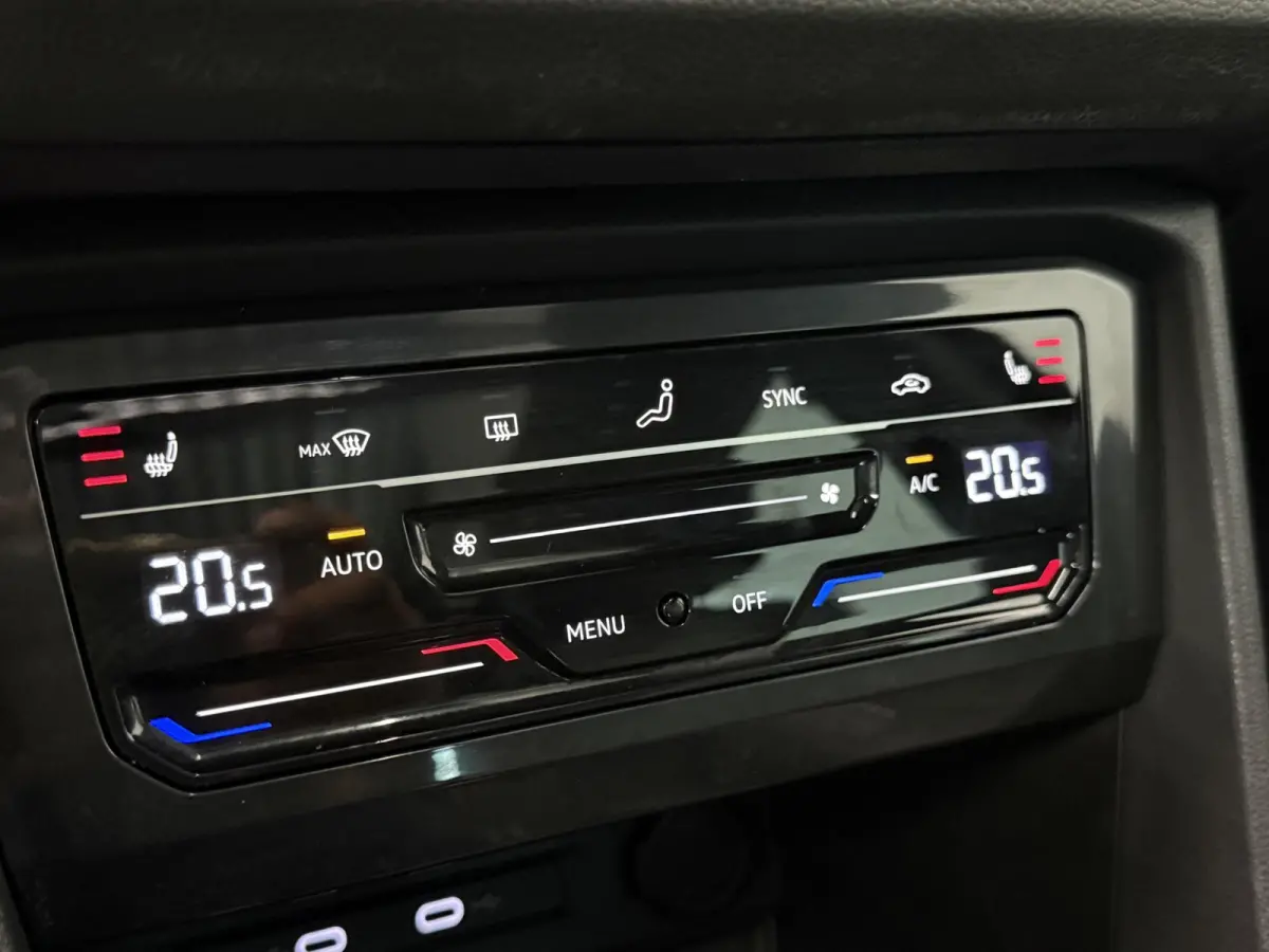 1.4 TSI eHybrid R-Line Business+ Automaat Trekhaak Panoramadak Navigatie IQ Light Stoel en Stuurverwarming Draadloze telefoonlader Digital Cockpit Climate Control Parkeersensoren 19 Inch