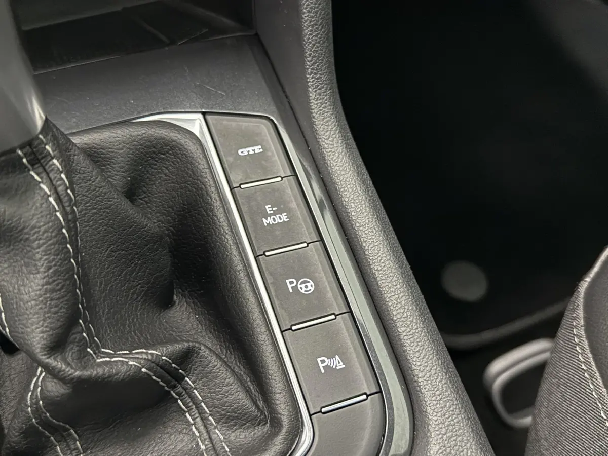 1.4 TSI eHybrid R-Line Business+ Automaat Trekhaak Panoramadak Navigatie IQ Light Stoel en Stuurverwarming Draadloze telefoonlader Digital Cockpit Climate Control Parkeersensoren 19 Inch