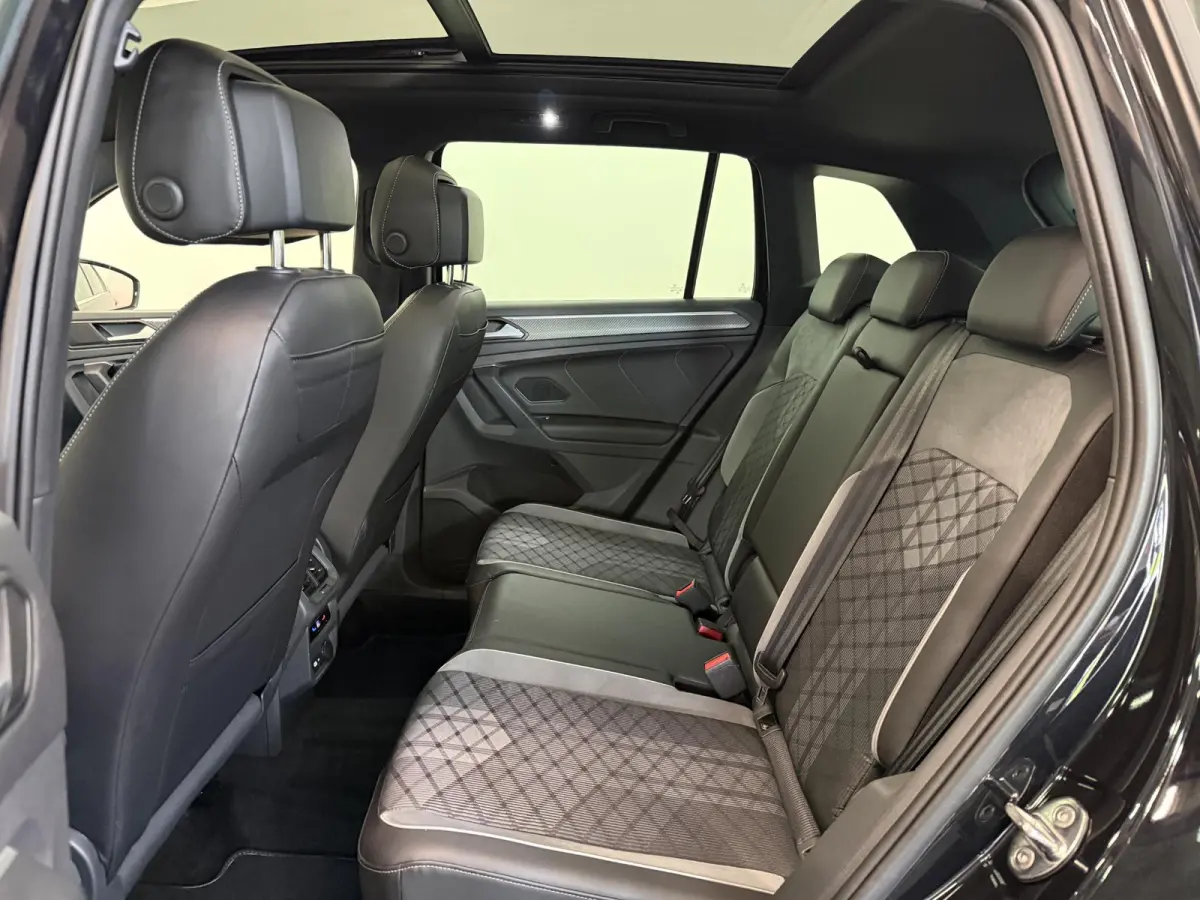 1.4 TSI eHybrid R-Line Business+ Automaat Trekhaak Panoramadak Navigatie IQ Light Stoel en Stuurverwarming Draadloze telefoonlader Digital Cockpit Climate Control Parkeersensoren 19 Inch