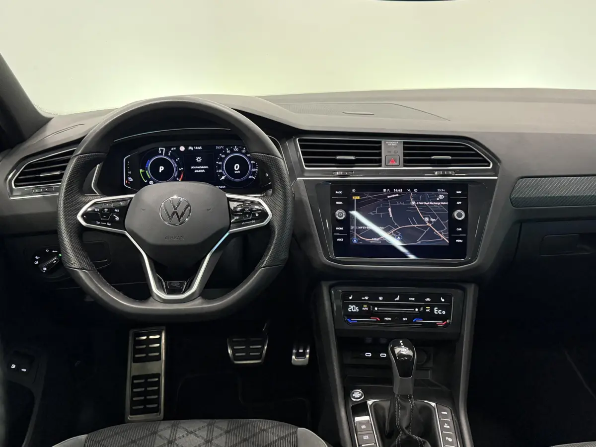 1.4 TSI eHybrid R-Line Business+ Automaat Trekhaak Panoramadak Navigatie IQ Light Stoel en Stuurverwarming Draadloze telefoonlader Digital Cockpit Climate Control Parkeersensoren 19 Inch