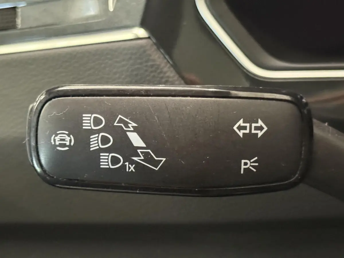 1.4 TSI eHybrid R-Line Business+ Automaat Trekhaak Panoramadak Navigatie IQ Light Stoel en Stuurverwarming Draadloze telefoonlader Digital Cockpit Climate Control Parkeersensoren 19 Inch