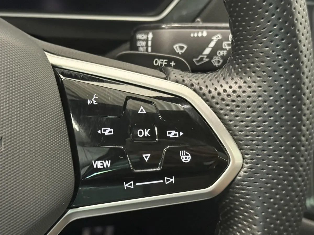 1.4 TSI eHybrid R-Line Business+ Automaat Trekhaak Panoramadak Navigatie IQ Light Stoel en Stuurverwarming Draadloze telefoonlader Digital Cockpit Climate Control Parkeersensoren 19 Inch