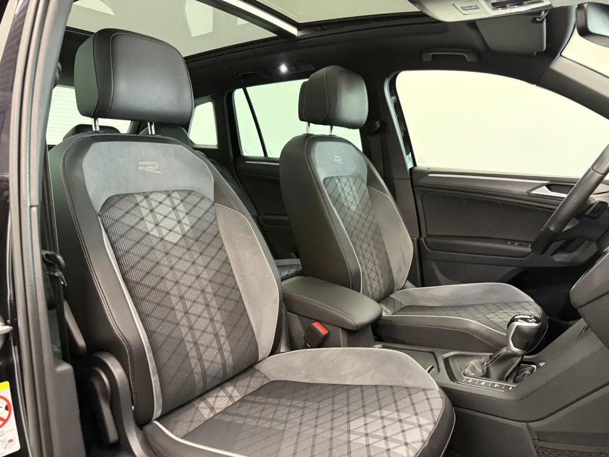 1.4 TSI eHybrid R-Line Business+ Automaat Trekhaak Panoramadak Navigatie IQ Light Stoel en Stuurverwarming Draadloze telefoonlader Digital Cockpit Climate Control Parkeersensoren 19 Inch