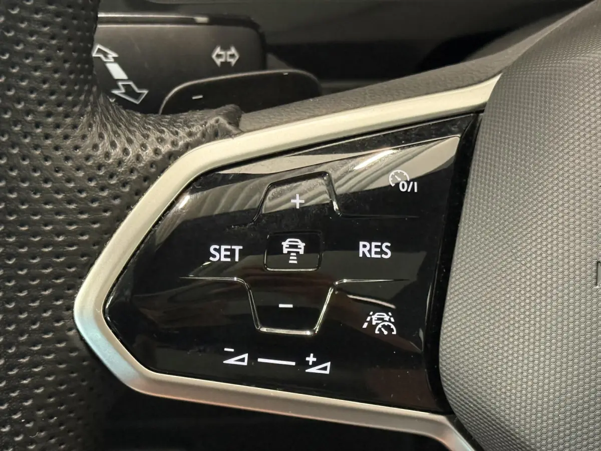 1.4 TSI eHybrid R-Line Business+ Automaat Trekhaak Panoramadak Navigatie IQ Light Stoel en Stuurverwarming Draadloze telefoonlader Digital Cockpit Climate Control Parkeersensoren 19 Inch