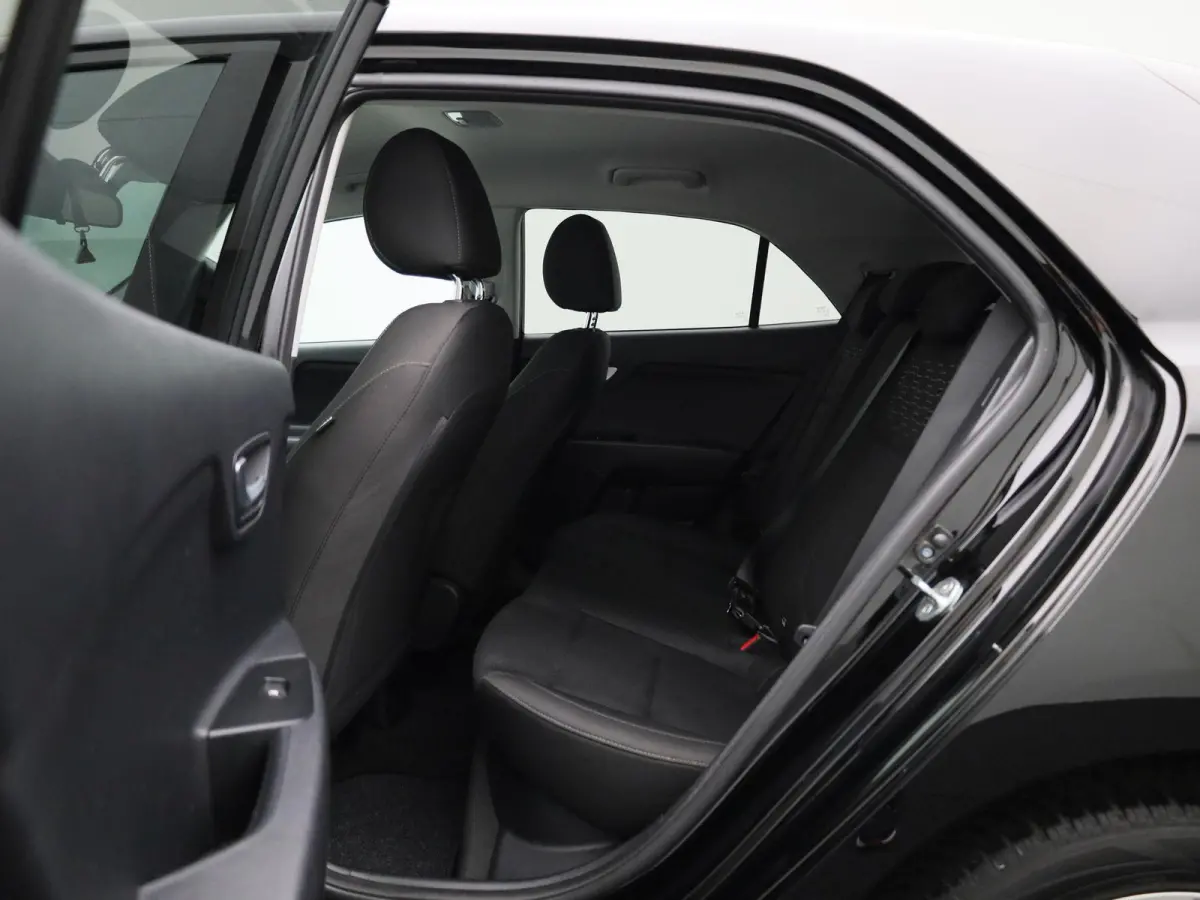Fusion 1.0T 74kW | 100 PK | Apple Carplay / Android Auto | Camera | Lichtmetalen Velgen | Privacy Glass |