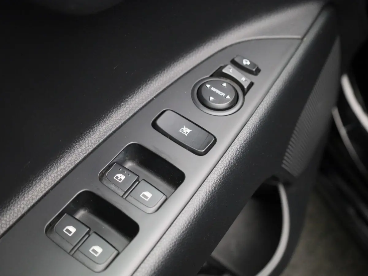 Fusion 1.0T 74kW | 100 PK | Apple Carplay / Android Auto | Camera | Lichtmetalen Velgen | Privacy Glass |
