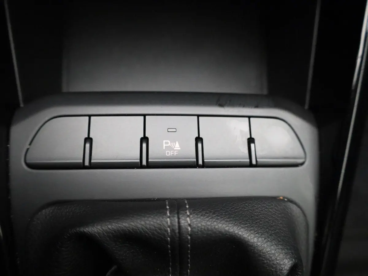 Fusion 1.0T 74kW | 100 PK | Apple Carplay / Android Auto | Camera | Lichtmetalen Velgen | Privacy Glass |