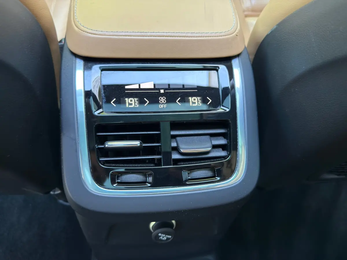 2.0 T8 Twin Engine AWD Inscription luxe 78,92% SOH l 7 Persoons l Pano l Trekhaak l Pilot Assist l Park Assist l Head