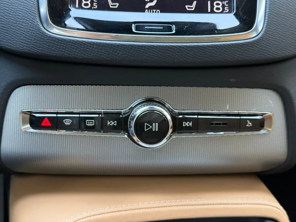 2.0 T8 Twin Engine AWD Inscription luxe 78,92% SOH l 7 Persoons l Pano l Trekhaak l Pilot Assist l Park Assist l Head