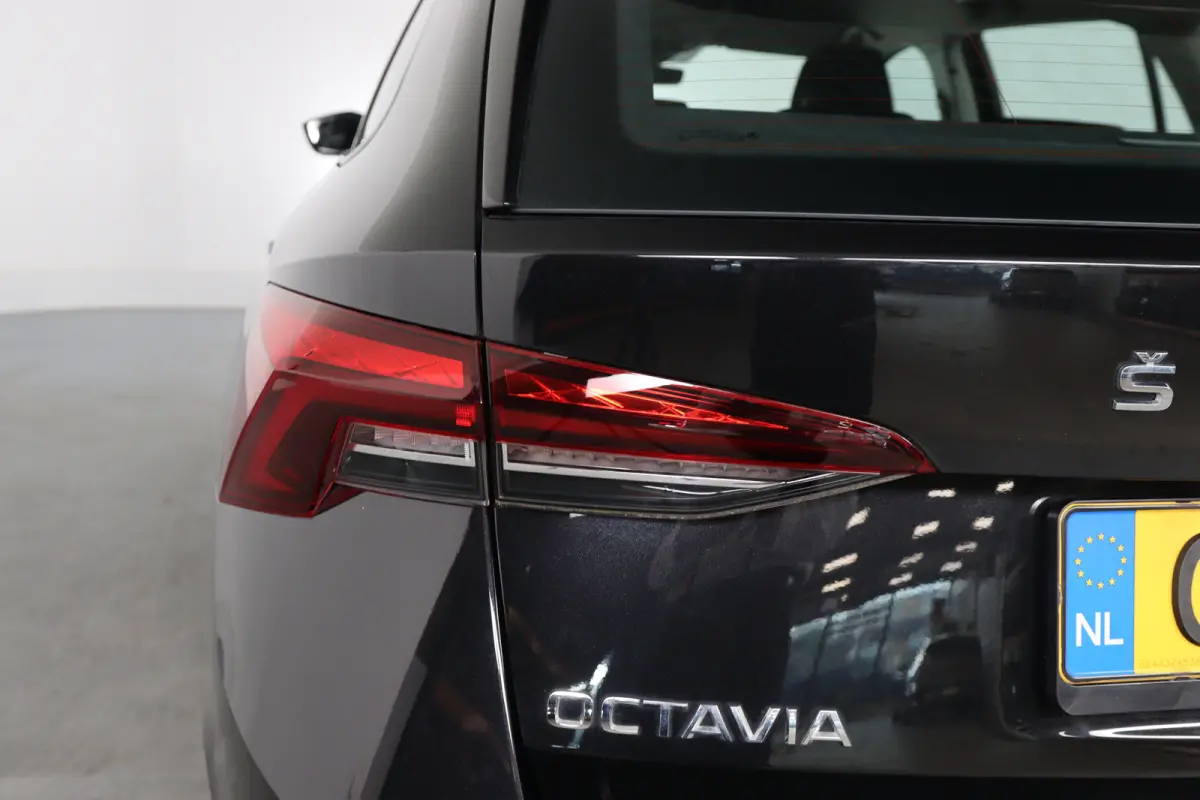 1.4 TSI iV PHEV Business Edition | Dealer Onderhouden! | LED | Navi By App | Clima | Parkeersensoren | Cruise Control | DAB | Lichtmetalen Velgen