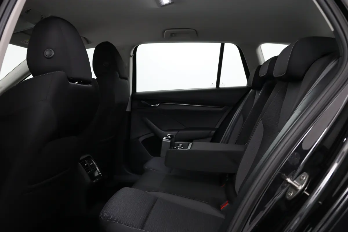 1.4 TSI iV PHEV Business Edition | Dealer Onderhouden! | LED | Navi By App | Clima | Parkeersensoren | Cruise Control | DAB | Lichtmetalen Velgen