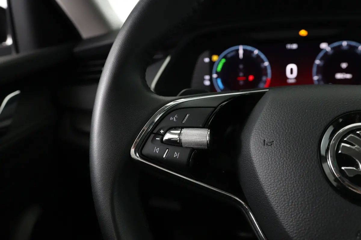 1.4 TSI iV PHEV Business Edition | Dealer Onderhouden! | LED | Navi By App | Clima | Parkeersensoren | Cruise Control | DAB | Lichtmetalen Velgen