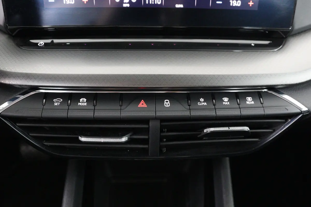 1.4 TSI iV PHEV Business Edition | Dealer Onderhouden! | LED | Navi By App | Clima | Parkeersensoren | Cruise Control | DAB | Lichtmetalen Velgen