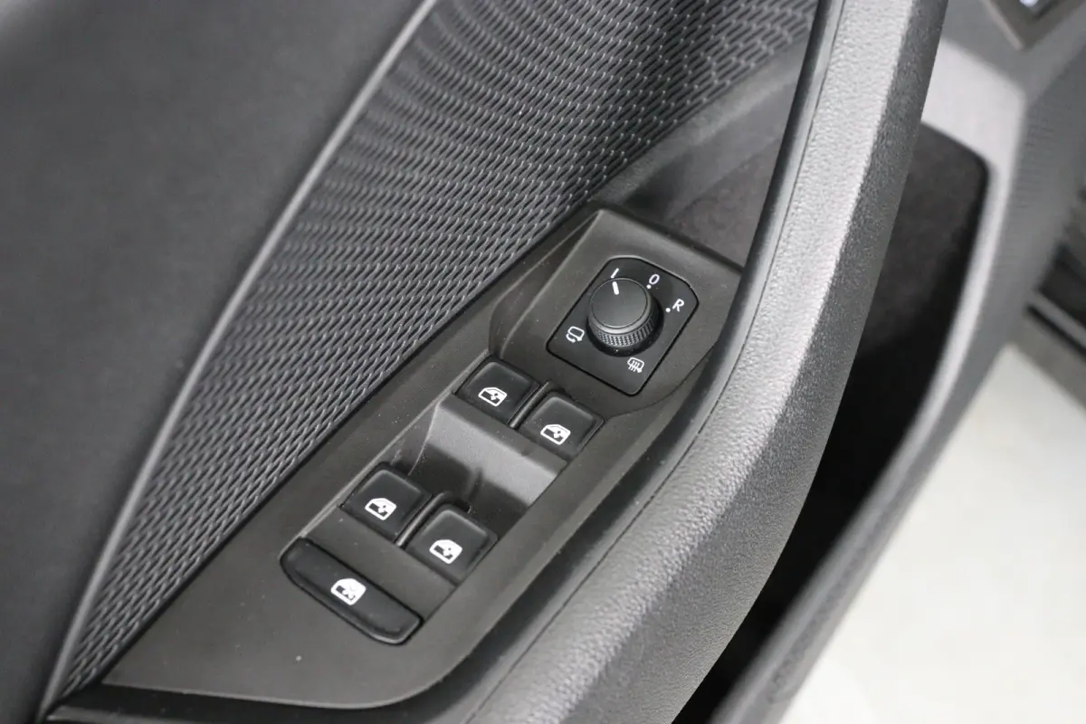 1.4 TSI iV PHEV Business Edition | Dealer Onderhouden! | LED | Navi By App | Clima | Parkeersensoren | Cruise Control | DAB | Lichtmetalen Velgen